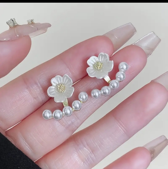 Flower Shaped Pearl Stud Earrings - Picture 2 of 4
